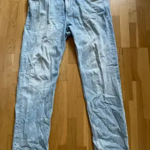 Ett par ljusblåa relaxed fit jeans från H&M Skick:Bra Pris:100(pris kan diskuteras) Storlek:32/30