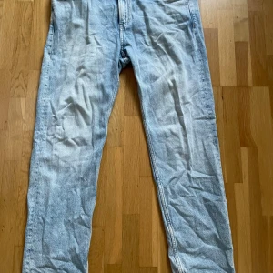 Ljusblåa H&M jeans (relaxed fit) - Ett par ljusblåa relaxed fit jeans från H&M Skick:Bra Pris:100(pris kan diskuteras) Storlek:32/30