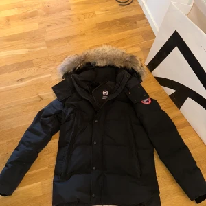 Canada Goose Wyndham Parka - Använd i mycket bra skicka, det är en äkta prärievargs Päls som kommer sluta sälja efter 2024! Medföljer KVITTO