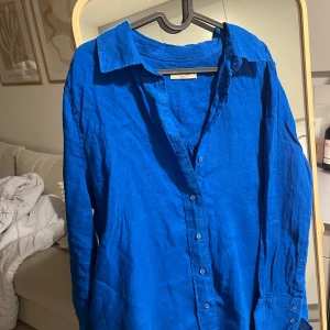 Blå skjorta Ginatricot  - Normal i storleken. 