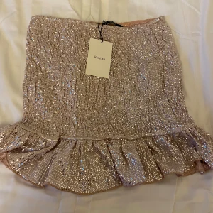 Glittrig kjol - Glittrig kjol med prislappen kvar, liten i storlek🌟