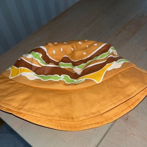 Orange bucket hat från McDonald's - Säljer en McDonald’s hatt ha aldrig använt den och jätte bra skick. Det blir änklast att köpa den om du bor i Eskilstuna 