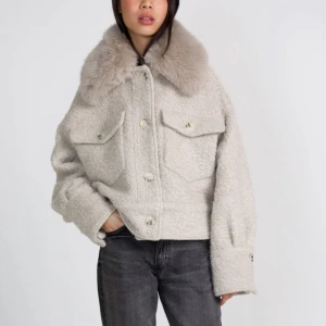 Meotine kappa Charlie créme  - Säljer/byter min helt nya slutsålda meotine kappa i modell Charlie då jag hellre vill ha en mörkare. Använd bara en gång med inga defekter, söker en i samma skick fast färg svart eller grå. säljer för 3.400 st M/L så sitter fint oversize. Bilder priv