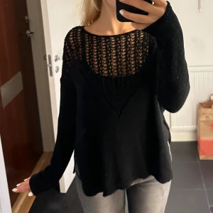 Stickad tröja - Stickad tröja ifrån märket Massimo Dutti.  Tröjan är i storlek XS men passar S lika bra, den är knappt använd och i fint skick☺️