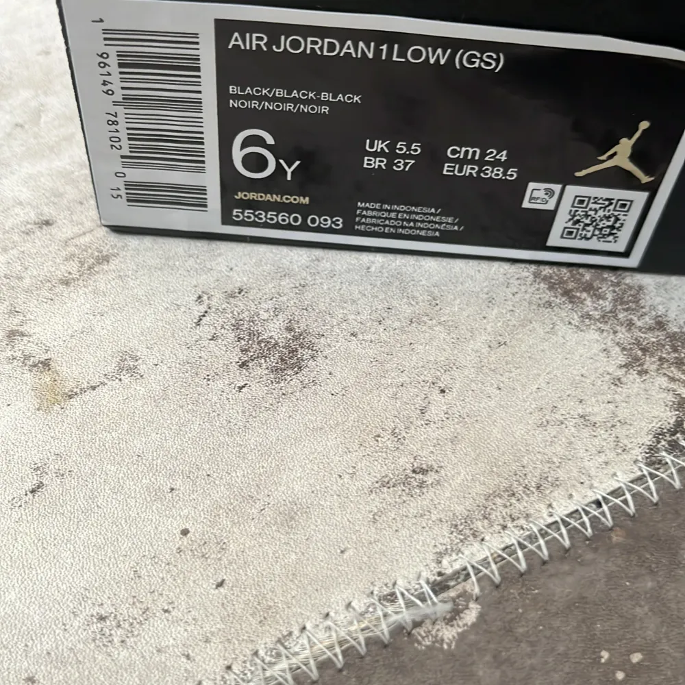 Säljer helt oanvända jordans low box medföljer också. Skor.