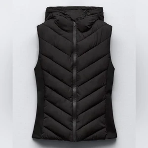 Zara väst  - Säljer min zara väst då det ej kommer till användning längre. Har använts två gånger och har inga defekter🩷