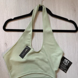 Ny topp - Ny topp från Nelly! Super fin men har inte kommit till användning. Xs och alla lappar kvar