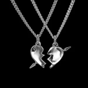 Maria Nilsdotter halsband - Maria Nilsdotter halsband, knappt använt då jag är guldtjej. Den vänstra delen. 1300:-, halsbandslängd är den normala.