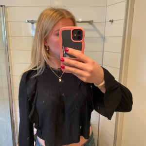 Svart blus, zara - En fin blus från Zara, fint skick och säljer då den inte kommer till användning längre!🤩