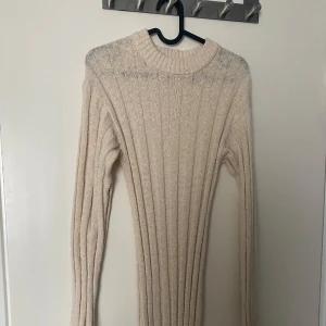 Gina Tricot midi klänning S - Klänning från Gina Tricot i storlek S, använd en gång 