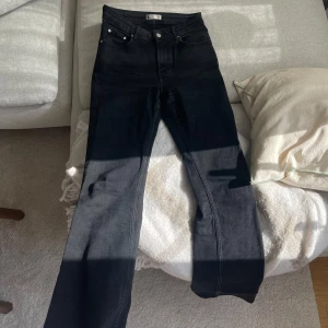 Full length flare jeans, Gina, 36 - En par svarta full length flare jeans i storlek 36 från Gina. Använd ett flertal gånger, säljer för 150:-.  Midjan är mid waist.   Köparen står för frakten och varan går ej att returnera 🖤