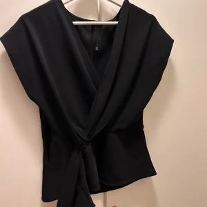 Topp Zara - Säljer denna jättefina svarta topp från zara, aldrig använd. Storlek M