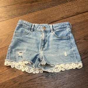  Fina och söta jeans shorts från H&M -  Shortsen är i storlek 140 och är jättesöta .