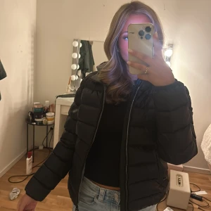 Colmar vinter jacka - Intressekoll på min colmar vinterjacka. Den är köpt för 4500. Och den är i storlek 14 år. Men passar någon i storlek s/xs. Jag är 161cm. Och jackan är knappt använd Max 15 gånger använd