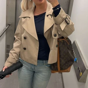 Trenchcoat  - Såå snygg och slutsåld trenchcoat ifrån hm!! Storlek xs men passar även s. Använd 1 gång! ❤️