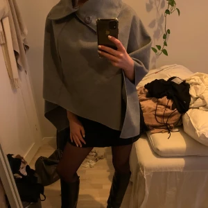 Poncho - En poncho i nyskick, jättemycket gossip girl vibes. Jag köpte den här på Plick och vet ej vilket märke den originellt är ifrån. Pris kan diskuteras. Inga defekter eller tecken på användning. Snälla ignorera stöket i bakgrunden 😅❤️
