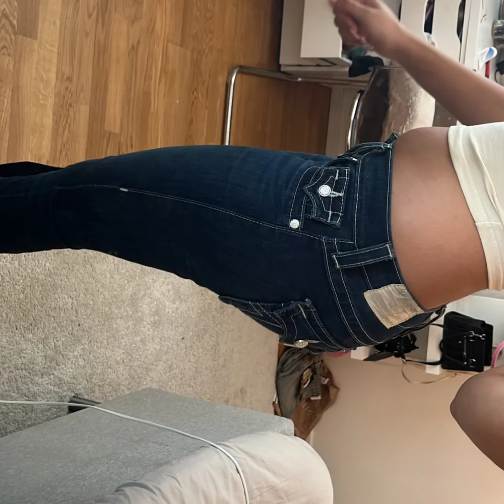Så fina storlek 25 men stretchiga så passar S. Har sytt om de till bootcut därav priset men syns inte när man står. Går att sy om den delen om man vill. 💞midja: 36/35 stretch Innerben: 79cm totala längd:95. Farkut & Housut.