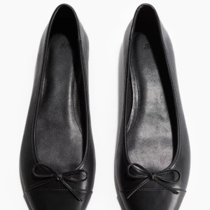 Ballerina skor dam 38 HM - Säljer ett par ballerina skor i storlek 38. Säljer pga att de är lite för stora för mig.  Oanvänd endast testat! 