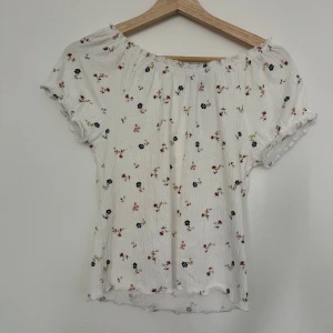 Topp från Lager 157, storl: S, aldrig använd - Snygg blommig topp köpt hos Lager 157 Storlek: S Aldrig använd