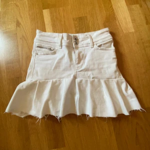 Egensydd volang jeanskjol - Jättefin volang jeans kjol som jag sytt själv från ett par gammla jeans! Kjol ät i storlek 34❤️