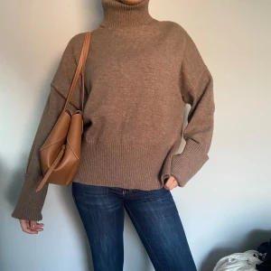 Stickad tröja - Stickad tröja med hög krage från Bershka. 
