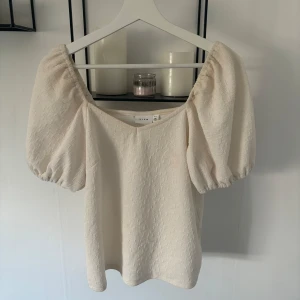 Gullig bluse  - Säljer denna fina blusen från vila perfekt till skolan💗