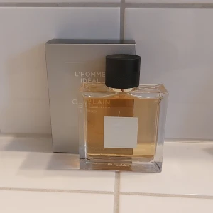 L'Homme Idéal L'intense från Guerlain - Säljer en elegant och maskulin parfym, L'Homme Idéal L'intense från Guerlain. Flaskan är stilren och fyrkantig med en svart kork och en etikett på framsidan. Doften är intensiv och perfekt för speciella tillfällen. Kommer i originalförpackning. Endast testad.