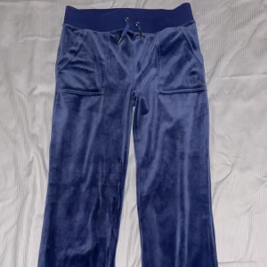 Juicy Couture Byxor DEL RAY Marinblå - Köpta för 1 år sen, använda max 4 gånger, ser helt nya ut. Finns även matchande kofta till som jag också säljer!