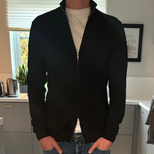 Stickad helzip merinoull - Storlek S i herr, nyskick, 100% merinoull helzip, originalpris 1600kr, Matinique, dubbeldragkedja