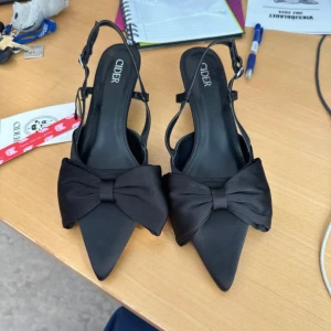 Klackskor - Med rosett från cider, storlek 38 men mer som 39 helt nya oanvända 