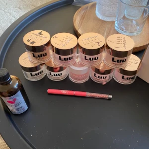 Akryl set  - 9 akryl pulver, typ halva kvar av alla. En akryl vätska, typ halva kvar. En akryl borste.