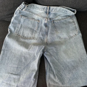 Ljusblåa Jeans - Ljusblåa jeans, straight jeans, passar till de som har storleken L eller XL, och de som har M så blir det baggy jeans mer. 