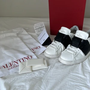 Valentino opens - Hej, säljer mina feta valentino opens i fint skick. Köpte de för 2 månader sedan på the collage shop nk. Allt og följer med inkl kvitto! Passar 40-41.