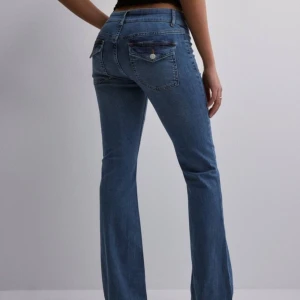 Low waist bootcut jeans  - Low waist bootcut jeans från Nelly. Knappt använda som helt nya, köptes för en månad sedan för 700kr. Storlek 38. 