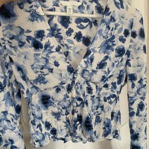 Blus  - Populär blus från HM!!!! Använd 1 gång så som ny❤️