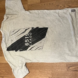 Stone Island Shadow Project 16/17 - Galet fet Stone Island t-shirt från deras limited edition Shadow Project. Handmålad. Storlek M. Köptes på NK 2017. Skick 7/10. 