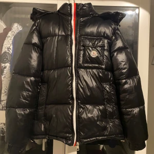 Moncler montbeliard jacka - 1/1, Moncler montbeliard jacka size 2/M så gott som ny, cond 9,5/10, änvänd ett fåtal gånger, Har vanlig QR scan och NFC scan som funkar, säljer för 2000kr, PRIS INTE HUGGET I STEN! Hör gärna av er vid frågor eller funderingar//Daahlgren.resell😊