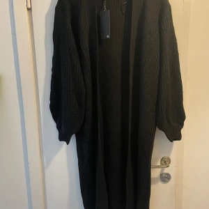 NY! Lång kofta / cardigan  - Jättefin lång kofta med fina detaljer vid ärmarna. Nypris ca 600kr Ny med etiketter 