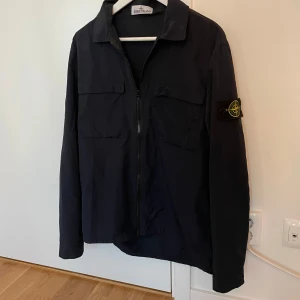 Stone Island jacka - Hej, säljer nu min riktigt snygga Stone island vindjacka/overshirt. Storlek M men passar även S skulle jag säga