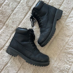 Vinterskor med foder - Boots med foder i storlek 39. Köpta från skopunkten och har märket lejon. 