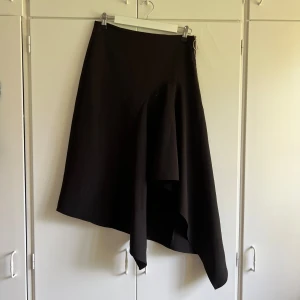 Kjol med volang - Säljer denna då den inte kommer till användning!  Köpt secondhand men typ som ny! 