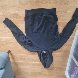 Stone Island hoodie - Stone Island hoodie. Juniorstorlek. Passar om man är 168-173 lång. Använt skick. Svart med ficka fram.