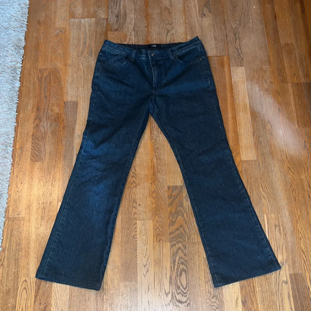 Mörkblå lågmidjade bootcut jeans i storlek 38💕 aldrig använda då dom är för stora. Jeans & Byxor.