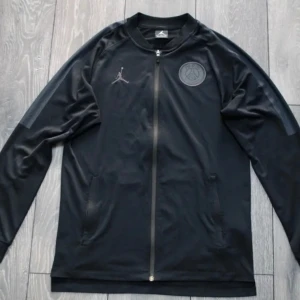 PSG tracksuit zip, M - Nike Jordan - Svart - Fet blackout PSG Jordan tracksuit zip up.  Storlek: M Skick: 9/10