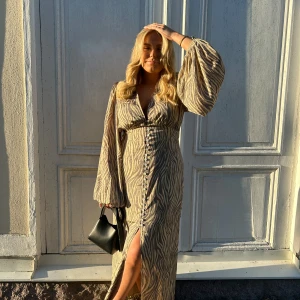 Adoore klänning  - Säljer denna efter att jag använt den 1 gång,  Storlek 44, men adoore är sjukt små i storleken och jag är vanliga fall en M i vissa fall L. Knappen längst ner har lossnat, behövs sättas dit en ny