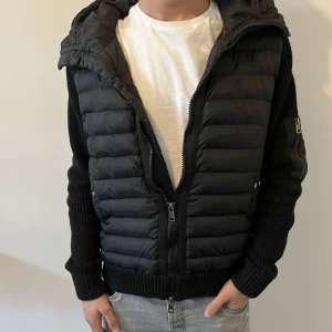 Moncler cardigan  - Moncler cardigan bra skick använd fåtal gånger 