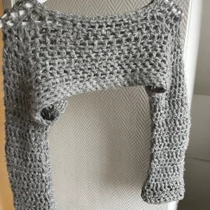 Handgjord stickat kofta - Handgjord stickad tröja/kofta från Pangolin@hone på Depop. (Den är onesize men passar storlek S). Köpt för 500kr