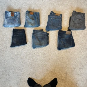 7 jeans w 31 - w 33 - 7 jeans från tiger of Sweden, nudie, Ralph lauren, Replay i mycket bra skick. Alla ligger uppe individuellt på våran plick. Men för ett bättre pris kan du köpa för 2499kr| hör av er vid några funderingar😊// Torslanda closet  TVÅ JEANS SÅLDA KOM DM SÅ KAN VI ANPASSA PRIS FÖR BULK!!
