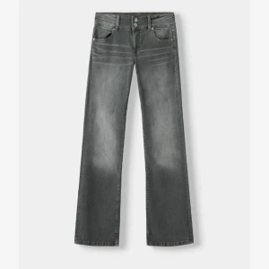 Low Rise bootcut jeans - Säljer dessa grå low rise jeansen som är bootcut. Super fina , passar till allt och i väldigt fint skick☺️💗