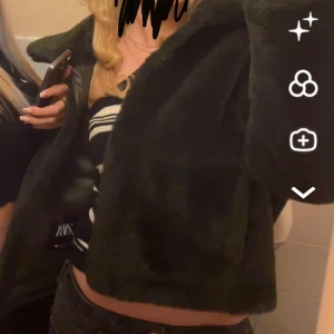 Mörkgrön pälsjacka - Säljer en super snygg mörkgrön pälsjacka från zara